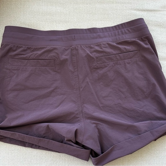 GapFit 4" Hiking Shorts black plum, medium - Picture 6 of 9